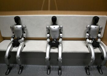 ROBOT China dilihat sebagai risiko yang berpotensi menyaingi keupayaan teknologi dan ketenteraan AS, dan pada masa yang sama AS berdepan risiko kehilangan industri robotiknya sendiri sekiranya kemasukan robot China tidak dikekang.