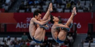 PENERJUN negara, Rui Jie Yong dan Nurqayyum Mohamad beraksi dalam acara akhir 3 meter papan anjal seirama lelaki pada Sukan Asia Aichi-Nagoya 2026 di Pusat Akuatik Tokyo, hari ini. - AFP
