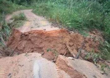 KEADAAN  jalan utama menuju ke penempatan Orang Asli Pos Balar di Gua Musang, Kelantan runtuh susulan hujan lebat.