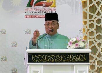 MUHAMMAD Sanusi Md. Nor semasa penggulungan Ucapan Dasar Presiden Pas sempena Muktamar Tahunan Pas Ke-72 di Pusat Tarbiah Islamiah Kelantan (Putik), Pengkalan Chepa, Kota Bharu, Kelantan. - UTUSAN/MUSTAQIM MOHAMED