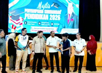 M. SARAVANAN (tengah) pada Majlis Sumbangan Pendidikan 2026 kepada Pelajar Peringkat Ijazah, Diploma, Sijil & Tingkatan 6 di Kompleks di Tapah hari ini.