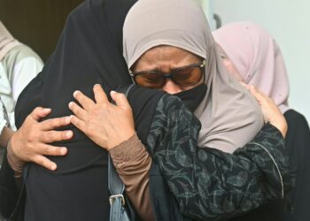 IBU kepada Nur Atiqah Sofiya Mohd. Kazwan, Norlia Abdul Manaf, 59, tidak dapat menahan sebak ketika menunggu jenazah anak, menantu dan cucunya di pekarangan Unit Forensik Hoshas, Temerloh, Pahang.