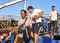 MANGSA yang terselamat turun dari sebuah feri selepas diselamatkan di pelabuhan Banjarmasin, Kalimantan Selatan. - AFP