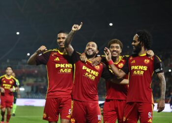 PEMAIN-Pemain Selangor meraikan jaringan ketiga dijaringkan oleh Eduardo Sosa pada aksi Liga Super di Stadium Majlis Bandaraya Petaling Jaya, malam ini.-UTUSAN/AMIR KHALID
