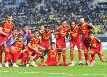GERGASI Merah kini perlu mencari jalan sendiri untuk memastikan kemaraan selepas permohonan mereka menangguhkan hukuman beraksi tanpa kehadiran penyokong ditolak Pusat Timbang Tara Antarabangsa Asia (AIAC) menerusi Emergency Sole Arbitrator, Isnin lalu.
-UTUSAN/PUQTRA HAIRRY