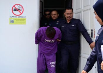 SUSPEK dibawa keluar dari Mahkamah Majistret Dungun, Terengganu.