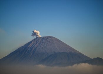 GUNUNG Semeru turut meletus pagi ini. - AFP