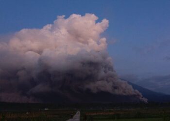 GUNUNG Semeru meletus tiga kali pada waktu pagi di Jawa Timur. - AFP