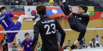 Regu berpasukan lelaki negara, Mohamad Azlan Alias, Farhan Adam dan Mohammad Syahir Mohd Rosdi beraksi menentang Thailand pada final acara regu sepak takraw berpasukan pada Sukan Asia Aichi-Nagoya 2026 di Paloma Mizuho Arena, hari ini. -BERNAMA