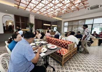 SERAI Estate di Taman Chateau, Ipoh memberikan pengalaman santapan berbeza kepada pengunjung selain memperkenalkan seni dan kraftangan Perak menerusi reka bentuk serta ruang restoran. - UTUSAN/LIYANA RAMLI