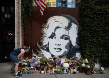 PEMINAT Parton melawat mural wajahnya di North Side, sehari selepas dia diumumkan meninggal dunia, di Chicago, Illionois.- AFP