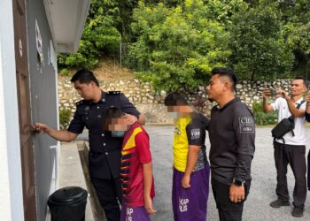 DUA pelajar sebuah maahad tahfiz di Chopin Kanan, Parit dihadapkan ke Mahkamah Majistret Parit hari ini bagi pertuduhan mencederakan rakan menggunakan seterika dalam kejadian minggu lalu. - UTUSAN