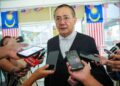KITSON Fong ditemui apabila selesai menghadiri prosiding keputusan akhir kes pembelaan remaja lelaki tikam pelajar perempuan, di pekarangan Kompleks Mahkamah Sultan Salahuddi Abdul Aziz Shah, di Shah Alam, semalam. - UTUSAN/SADDAM YUSOFF