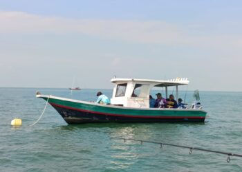 INILAH bot dinaiki tujuh pemancing bersama seorang tekong yang dilaporkan hilang di Selat Melaka, kelmarin. – GAMBAR MARITIM MALAYSIA SELANGOR
