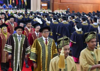 MOHD. Shahar Abdullah (tiga, kanan) berjalan keluar meninggalkan dewan selepas Majlis Konvokesyen Politeknik dan Kolej Komuniti Zon Timur 2026 ( Sidang 7) di Dewan Sultan Mizan, Universiti Malaysia Terengganu ( UMT), Kuala Nerus, Terengganu. - UTUSAN/PUQTRA HAIRRY