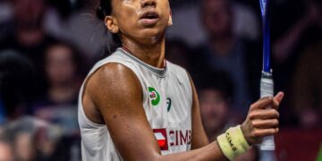 Sivasangari sewaktu beraksi menentang Anahat Singh pada suku akhir Kejohanan Skuasy Klasik London di Alexandra Palace, London, England, hari ini. - Ihsan PSA Squash
