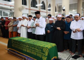 DR. Dzulkefly Ahmad mengimamkan solat jenazah Dr. Ainul Baraah Kamarudin di Masjid Al Karomah Baung, Pengkalan Chepa, Kota Bharu, Kelantan. - UTUSAN/KAMARUL BISMI KAMARUZAMAN