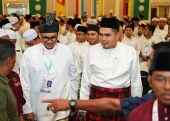 DR. Muhammad Akmal Salleh (kanan) semasa menghadiri Muktamar Pemuda Pas di Kota Bharu, Kelantan.