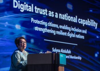 SULYNA Abdullah ketika menyampaikan ucapan pada forum M360 ASEAN di Grand Hyatt Kuala Lumpur hari ini. - UTUSAN/SYAKIR RADIN