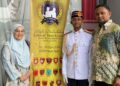 GAMBAR kenangan Allahyarham Fadhlan Fakhry Solana Mohamad Fellimal bersama bapa dan ibunya pada hari pentauliahan Leftenan Muda Kesatria di UiTM Shah Alam pada 29 Ogos lalu. - IHSAN KELUARGA
