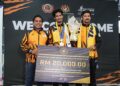 TAJ Izrin Aiman Taj Madira (tengah) menerima durian runtuh sebanyak RM20,000 daripada Persekutuan Sukan Elektronik Malaysia (MESF) sebaik tiba di Lapangan Terbang Antarabangsa Kuala Lumpur (KLIA), semalam. - IHSAN MSN