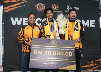 TAJ Izrin Aiman Taj Madira (tengah) menerima durian runtuh sebanyak RM20,000 daripada Persekutuan Sukan Elektronik Malaysia (MESF) sebaik tiba di Lapangan Terbang Antarabangsa Kuala Lumpur (KLIA), semalam. - IHSAN MSN