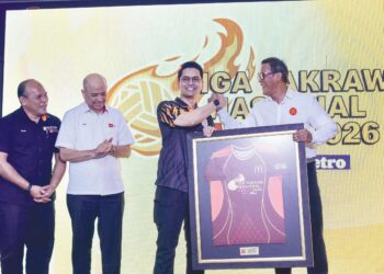 MENTERI Belia dan Sukan, Mohammed Taufiq Johari menerima cenderahati daripada Pengarah Urusan dan Rakan Operasi Tempatan McDonald’s Malaysia, Datuk Azmir Jaafar (kanan) semasa majlis Pelancaran Liga Takraw Nasional Mekdi 2026 di McDonald’s Pantai Sentral Park Kuala Lumpur, semalam. - UTUSAN / M. FIRDAUS M. JOHARI
