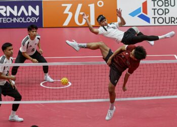 Skuad regu sepak takraw negara Muhammad Hafizul Hayazi Adnan, Muhammad Zarif Marican dan Amirul Zazwan Amir melakukan aksi tangkas ketika menentang Indonesia pada aksi separuh akhir acara regu sepak takraw berpasukan pada Sukan Asia Aichi-Nagoya 2026 di Paloma Mizuho Arena, semalam. - BERNAMA