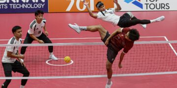 Skuad regu sepak takraw negara Muhammad Hafizul Hayazi Adnan, Muhammad Zarif Marican dan Amirul Zazwan Amir melakukan aksi tangkas ketika menentang Indonesia pada aksi separuh akhir acara regu sepak takraw berpasukan pada Sukan Asia Aichi-Nagoya 2026 di Paloma Mizuho Arena, semalam. - BERNAMA