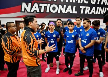 SUMALI Reduan (kiri) bersama Menteri Belia dan Sukan, Dr Mohammed Taufiq Johari ketika melawat sesi latihan skuad sepak takraw negara, kelmarin.-IHSAN MSN