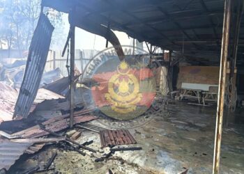 LIMA unit binaan haram termasuk sebuah bengkel yang musnah dalam kebakaran di kawasan Jinjang petang tadi. - IHSAN BOMBA KL