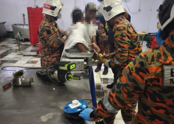 SEORANG remaja lelaki Orang Asli cedera selepas tangan kanannya tersepit mesin pengisar daging di sebuah premis di Kawasan Perindustrian Ringan Bercham 10, Ipoh hari ini.