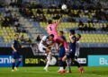 PENJAGA gol Penang FC, Mohd. Khairulazhan menempis bola percubaan pemain Terengganu FC (TFC) dalam saingan Liga Super di Stadium Sultan Mizan Zainal Abidin, Gong Badak, Kuala Nerus, Terengganu, malam ini. - UTUSAN/PUQTRA HAIRRY