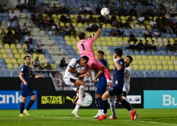 PENJAGA gol Penang FC, Mohd. Khairulazhan menempis bola percubaan pemain Terengganu FC (TFC) dalam saingan Liga Super di Stadium Sultan Mizan Zainal Abidin, Gong Badak, Kuala Nerus, Terengganu, malam ini. - UTUSAN/PUQTRA HAIRRY