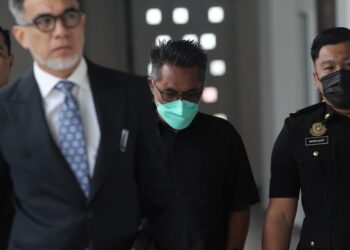 MOHAMAD Hashim Mukhatap (tengah) semasa menghadiri prosiding perbicaraan di Mahkamah Sesyen, Kota Bharu, Kelantan. - UTUSAN/KAMARUL BISMI KAMARUZAMAN