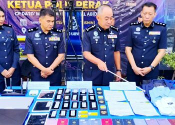 MOHD. Alwi Zainal Abidin (dua dari kanan) dalam sidang akhbar di Ibu Pejabat Polis Daerah (IPD) Kampar hari ini.