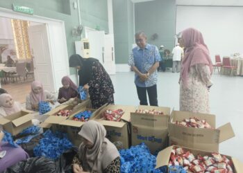 TAKIYUDDIN Hassan (dua dari kanan) melihat persiapan akhir Muktamar Pas Kali Ke-72 di Pusat Tarbiah Islamiah Kelantan (PUTIK), Pengkalan Chepa, Kota Bharu, Kelantan. - -UTUSAN/YATIMIN ABDULLAH