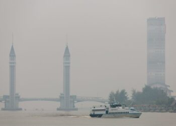 SEBUAT bot melintasi Jambatan Angkat Kuala Terengganu berlatarbelakangkan keadaan udara berjerebu semasa tinjauan di Kuala Terengganu, Terengganu. - UTUSAN/PUQTRA HAIRRY