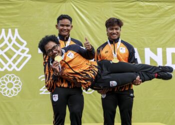Atlet berbasikal negara, Muhammad Ridwan Sahrom, Muhammad Fadhil Mohd Zonis dan Mohd Akmal Nazimi Jusena yang memenangi pingat emas dalam acara pecut berpasukan Sukan SEA Thailand 2025. Mereka kembali mengerah kudrat di Sukan Asia Aichi-Nagoya 2026 di Velodrom Izu, hari ini. - UTUSAN/FARIZ RUSADIO