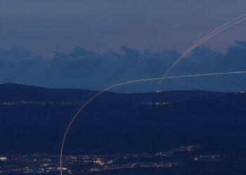 GAMBAR fail sistem pertahanan udara Israel memintas roket dari Lubnan. - AFP