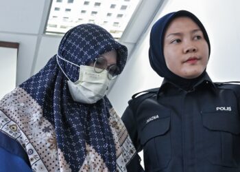 HASLINA Abu Bakar (kiri) mengaku tidak bersalah di Mahkamah Sesyen Ipoh atas tiga pertuduhan amang seksual fizikal terhadap pelajar lelaki berusia 16 tahun pada 2024.