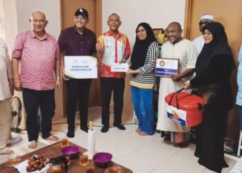 Norkhalid Salim (empat dari kiri) ketika menyerahkan sumbangan UPSI Prihatin kepada Khairina Uwaidah Khairul Nizam di Lumut Perak.