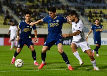 PEMAIN Terengganu FC (TFC), Victor Ruiz  (kanan) mengasak pemain Penang FC dalam saingan Liga Supe di Stadium Sultan Mizan Zainal Abidin, Gong Badak, Kuala Nerus, Terengganu. - UTUSAN/PUQTRA HAIRRY