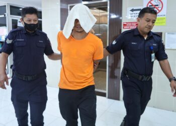 WAN Noorazmilrullah Wan Noorabiddin (tengah) semasa dibawa ke Mahkamah Sesyen Kuala Terengganu.