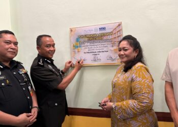 MOHAMAD Rosidek Musa (dua kiri) menandatangani plak bilik perpustakaan wanita di Penjara Pengkalan Chepa, Kota Bharu, Kelantan. - UTUSAN/ ROSLIZA MOHAMED