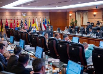 AHMAD Zahid Hamidi ketika mempengerusikan mesyuarat Majlis Pembangunan Industri Halal di Putrajaya. - FOTO TPM