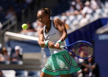 ZHENG Qinwen, melakukan pukulan balas ketika menentang Iga Swiatek dalam aksi pusingan 16 Terbuka Amerika Syarikat (AS) di Pusat Tenis Nasional USTA Billie Jean King, New York, semalam. - AFP