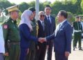 Min Aung Hlaing (kanan, depan), bersalaman dengan pegawai di Lapangan Terbang Antarabangsa Naypyidaw sebelum berlepas ke Malaysia bagi lawatan rasmi selama dua hari.-AFP