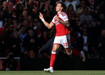 Riccardo Calafiori meledak gol pertama ketika Arsenal menumpaskan Leeds United, semalam.-AFP
