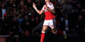 Riccardo Calafiori meledak gol pertama ketika Arsenal menumpaskan Leeds United, semalam.-AFP